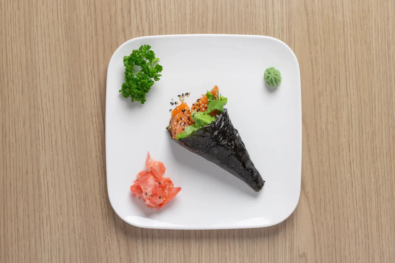 Saumon cru, avocat, salade, coriandre, menthe, sésame