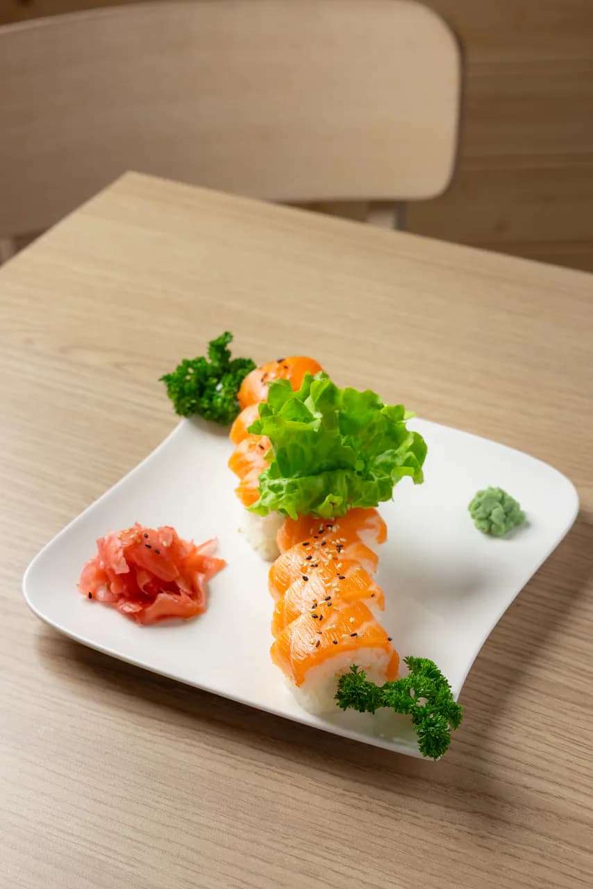 Avocat, enroulé saumon cru