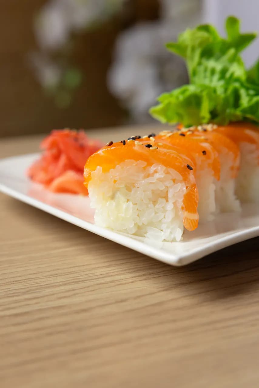 Avocat, fromage, enroulé saumon cru