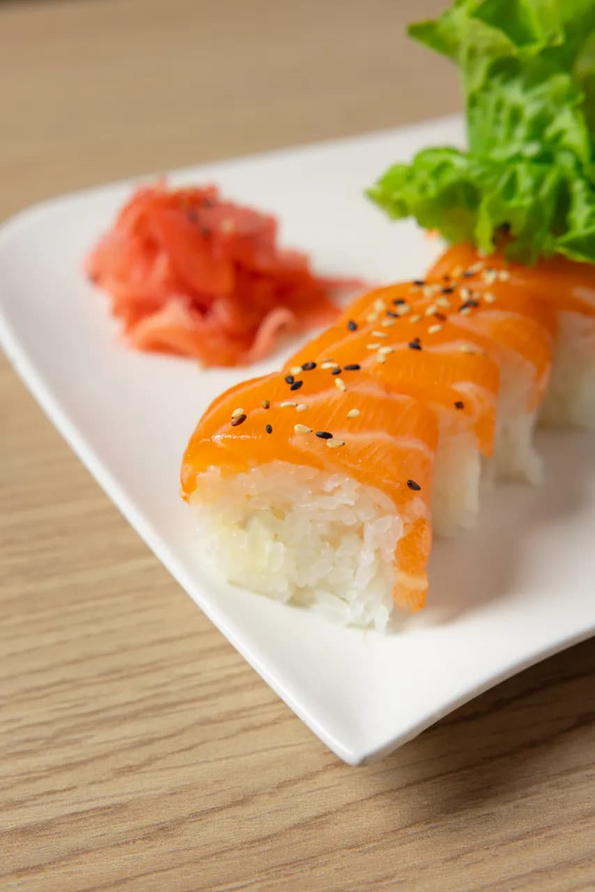 Avocat, concombre, enroulé saumon épicé